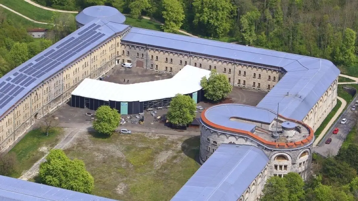 Im Sommer wird in der Wilhelmsburg Theater gespielt. Doch viele Teile der Festung werden nicht genutzt – könnten dort Flüchtlinge unterkommen?
Bundesfestung Ulm, die Tribünen für mehr als 1600 Zuschauer für den Theatersommer sind aufgebaut.