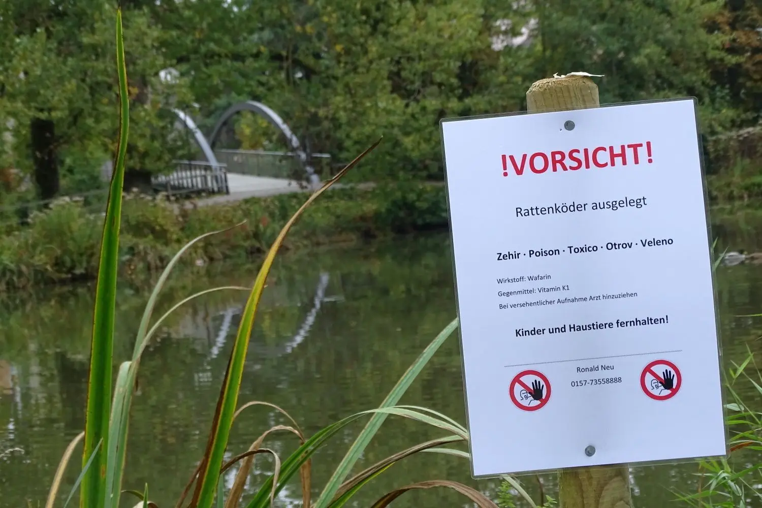 Hinweistafeln warnen am Modelbootsee.⇥