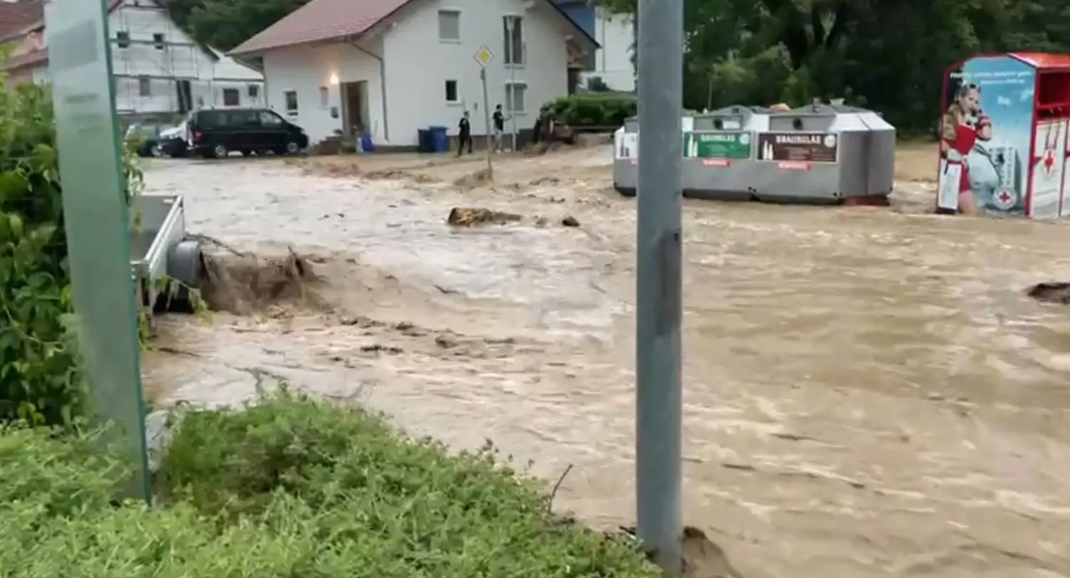 So sah die Hechinger Straße in Stetten nach heftigen Regenfällen am 28. Juni aus. Auch künftig drohen hier Überschwemmungen, wenn bei Heiligkreuz nicht endlich die Schutzkonzeption umgesetzt werden kann.