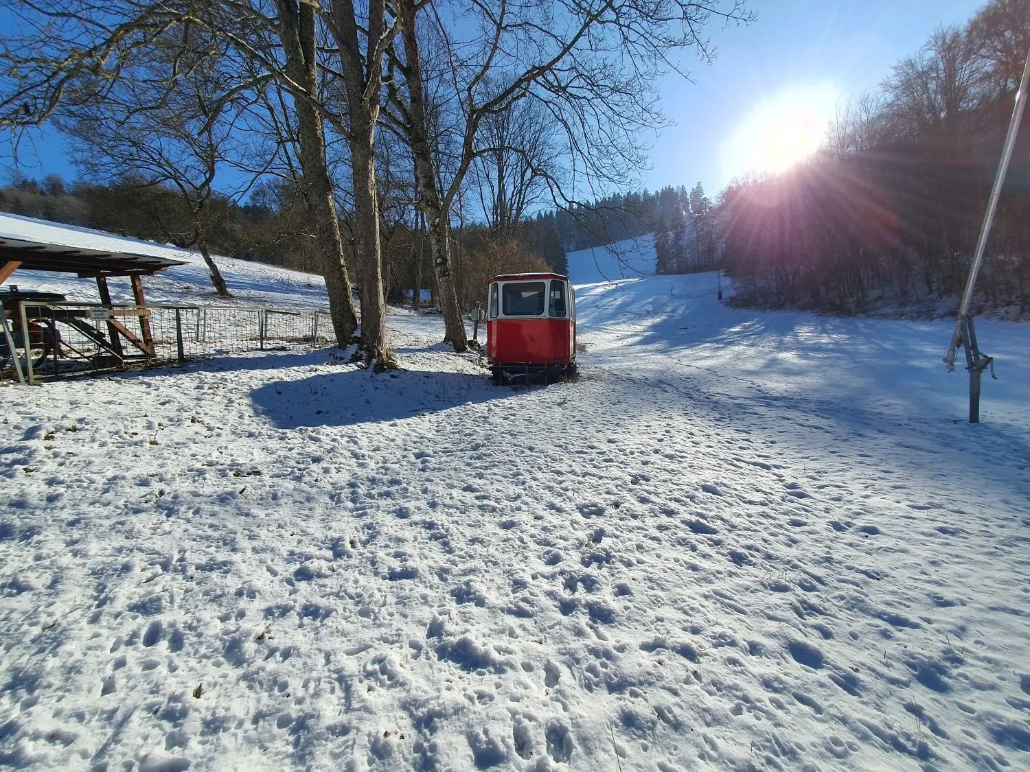 Vor knapp einer Woche am Ebinger Skihang: Die Schneedecke ist geschlossen, erlaubt aber keinen Pistenbetrieb.