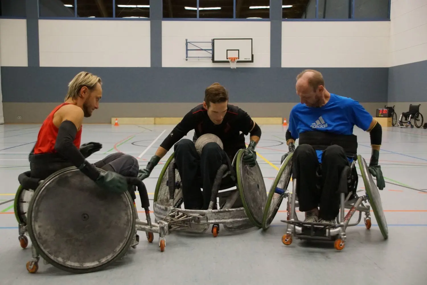 Beim Rollstuhl-Rugby geht es auch im Training von Thomas Schuwje, Thomas Deussen und Reiner Haug zu Sache (von links). Zuvor hilft Sarah Deussen (unten) bei der Vorbereitung. ⇥