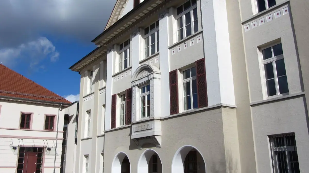 Im Bürgerhaus neben dem Rathaus kommt der Allmendinger Gemeinderat zu seinen Sitzungen zusammen. Die Freien nehmen im Gremium die meisten Sitze ein.
Rathaus in Allmendingen mit Bürgerhaus