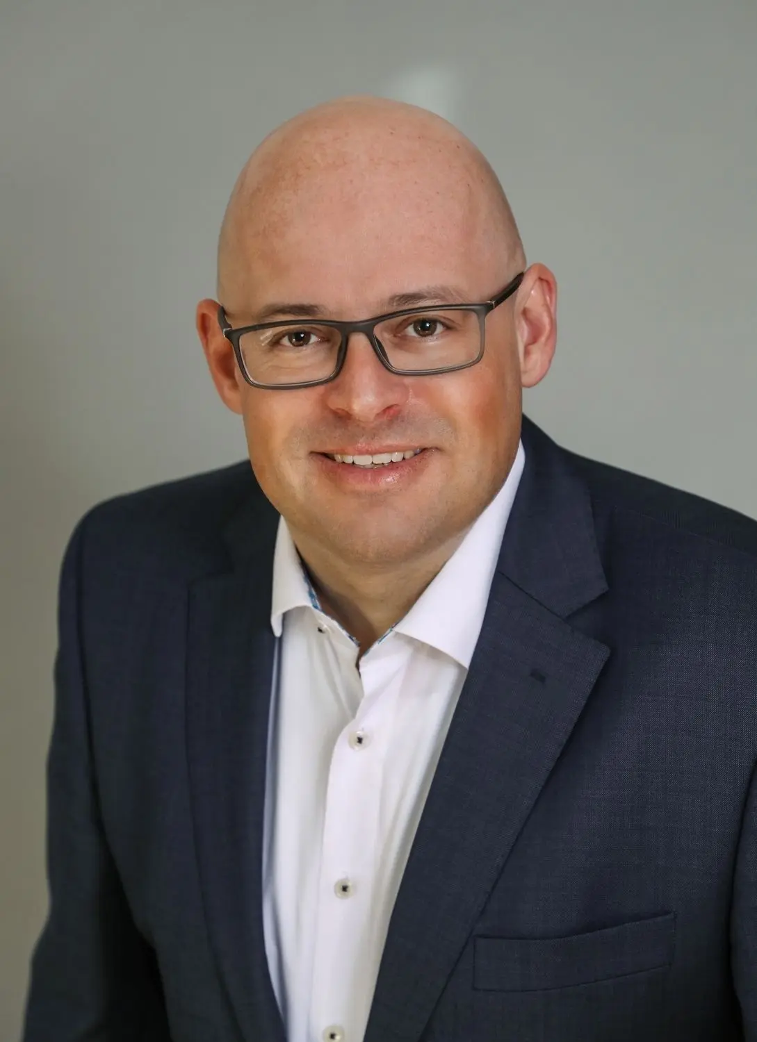 Isabell Rathgeb wird sich mit Frank Walter, Rektor und Geschäftsführender Schulleiter der Grundschulen, Gemeinschaftsschulen, Realschulen und Sonderpädagogischen Bildungs- und Beratungszentren (SBBZ) in Schwäbisch Hall unterhalten. ⇥