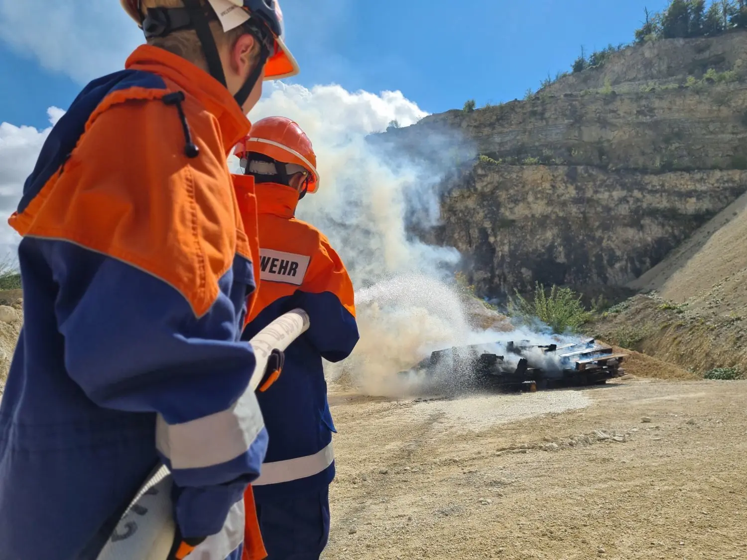 Bei Gerhausen löschten die jungen Feuerwehrmänner ein Holzfeuer.⇥