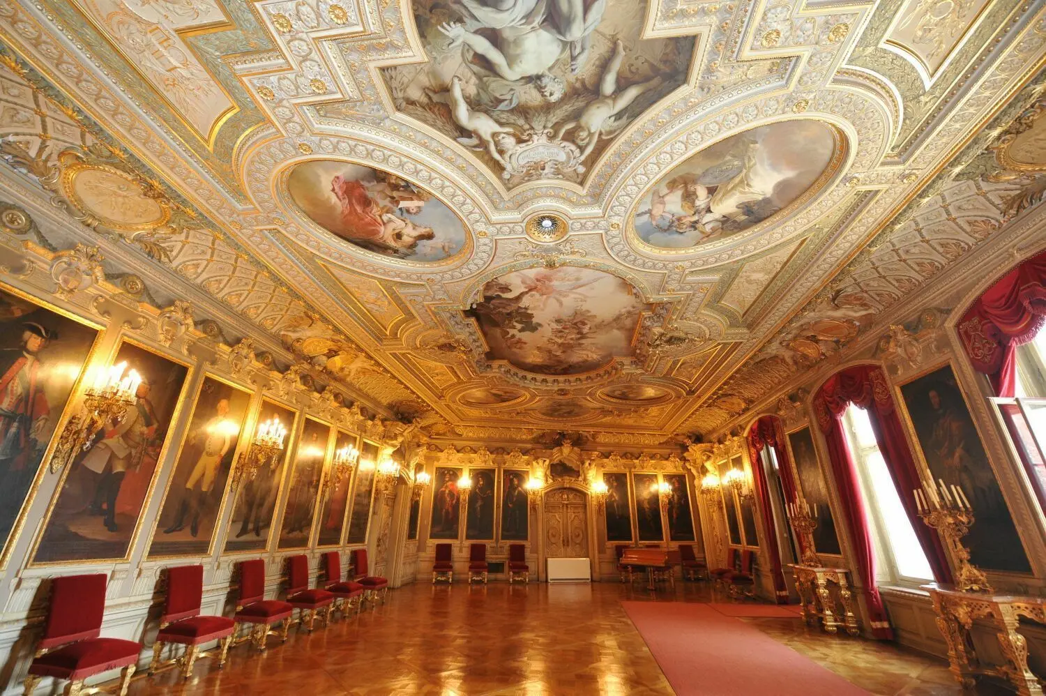 Prunkvolle Räume sind auf Schloss Sigmaringen zu besichtigen, hier der Ahnensaal.