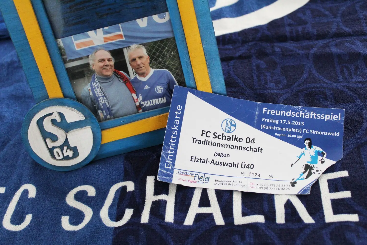 Bei einem Freundschaftsspiel des FC Schalke 04 im Mai 2013 entstand dieses Foto von Erwin Schäfer mit seinem Idol Klaus Fischer. Einen Ehrenplatz hat es in einem handgefertigten Bilderrahmen, den der 61-Jährige von einem Freund aus Kolumbien geschenkt bekommen hat. An der Nordspitze Südamerikas war Schäfer in den Jahren 1995 bis 1998 im Entwicklungsdienst tätig.