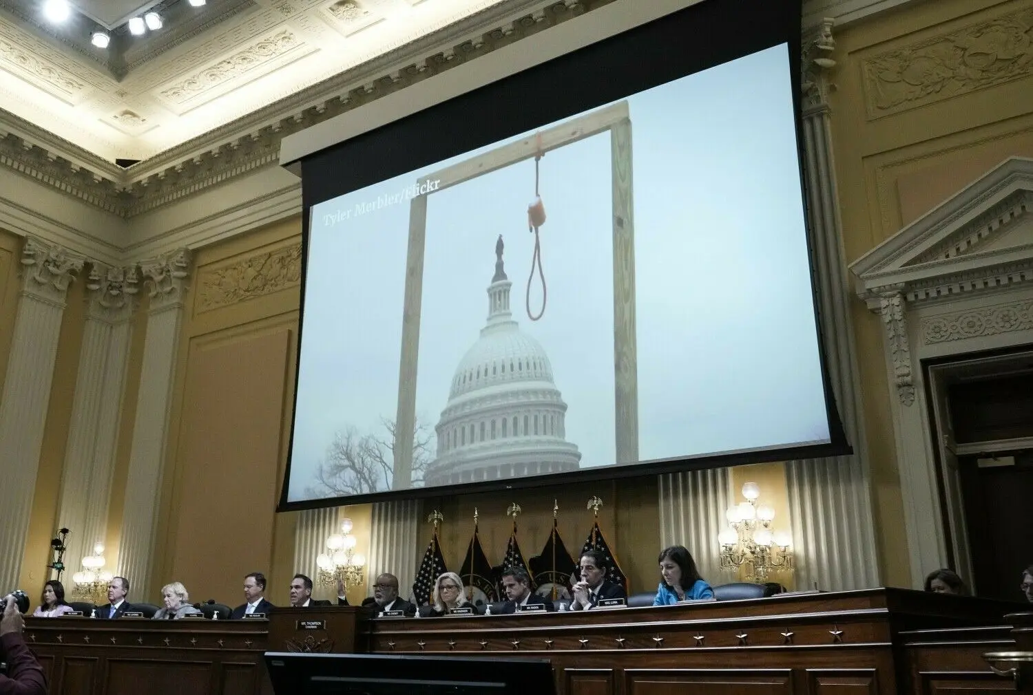 Bilder vom Sturm auf das US-Kapitol im Untersuchungsausschuss. Die Demonstranten forderten: „Hängt Pence.“