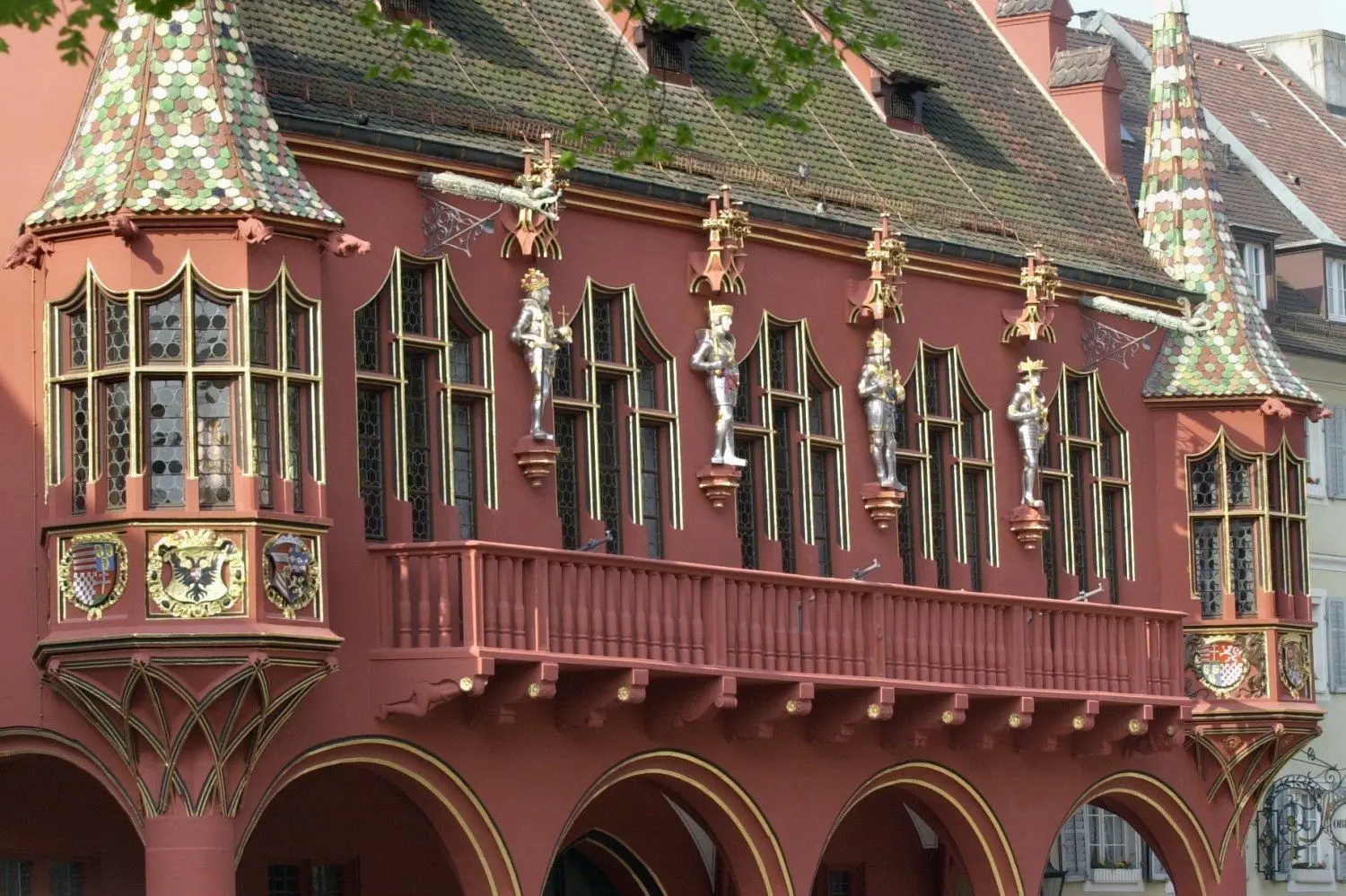Das „Historische Kaufhaus“ am Freiburger Münsterplatz hat eine Geschichte, die bis ins 14. Jahrhundert zurückreicht.