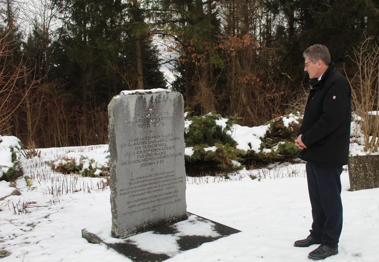 Landesbischof Ernst-Wilhelm Gohl würdigte bei seinem Besuch in Bisingen die wichtige Aufgabe der vielen kleinen Gedenkstätten.