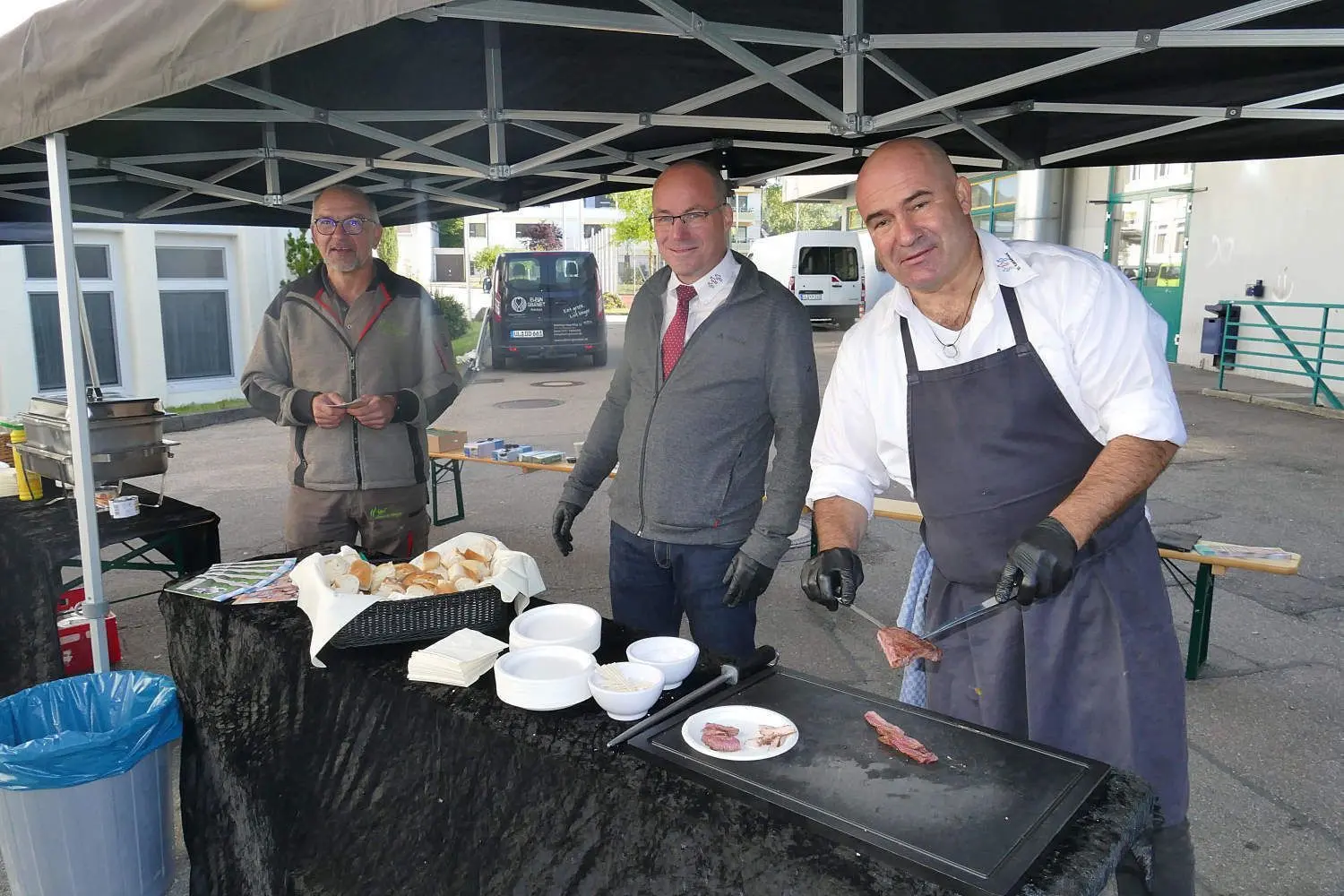 Hofgutleiter Josef Schmid, Direktor Martin Webers und der Leiter der Hauswirtschaft Markus Apolloni, als Grillmeister.
