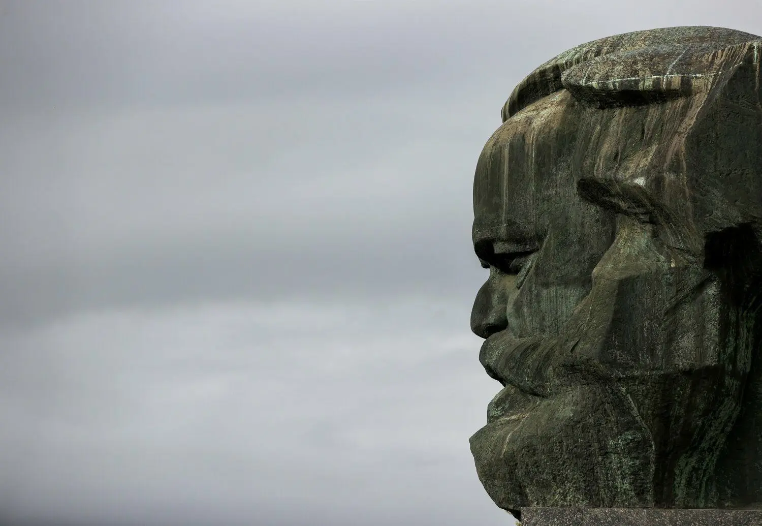 Das im Volksmund nur als „Nischel“ bezeichnete Karl-Marx-Denkmal. Ein 40-Tonnen-Kopf mit mürrischem Blick.⇥⇥