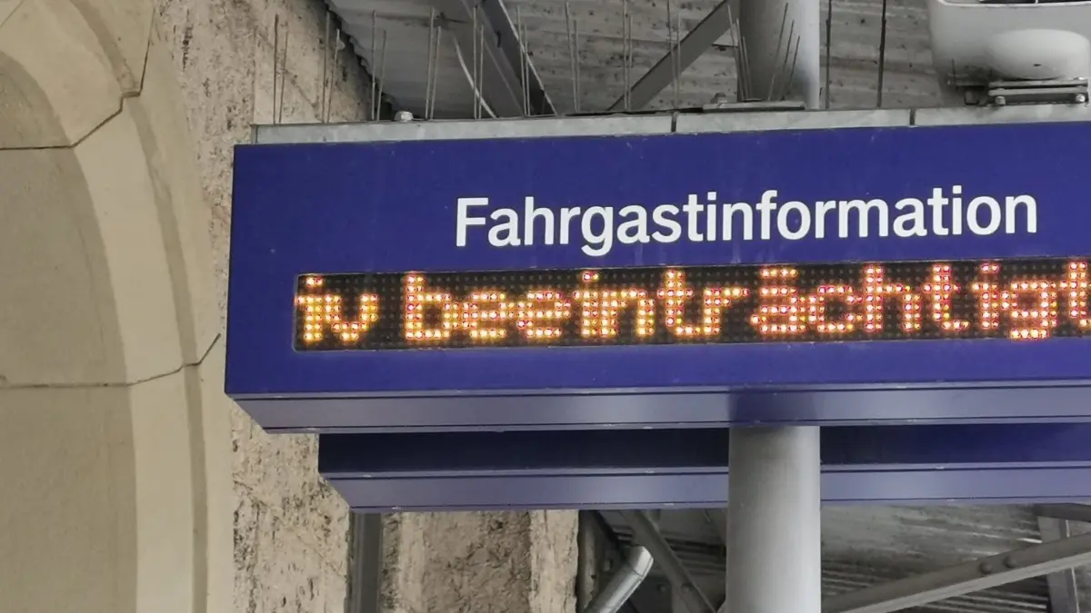 "Zugverkehr beeinträchtigt" meldete die Fahrgastinformation am Ehinger Bahnhof am Mittwoch.
"Zugverkehr beeinträchtigt" meldete die Fahrgastinformation. Busfahrer Jochen Herter hatte gestern um die Mittagszeit auf der Linie nach Munderkingen und Riedlingen nicht mehr Fahrgäste als sonst. Ralf Ruß wartete zunächst vergebens auf den Zug nach Ulm