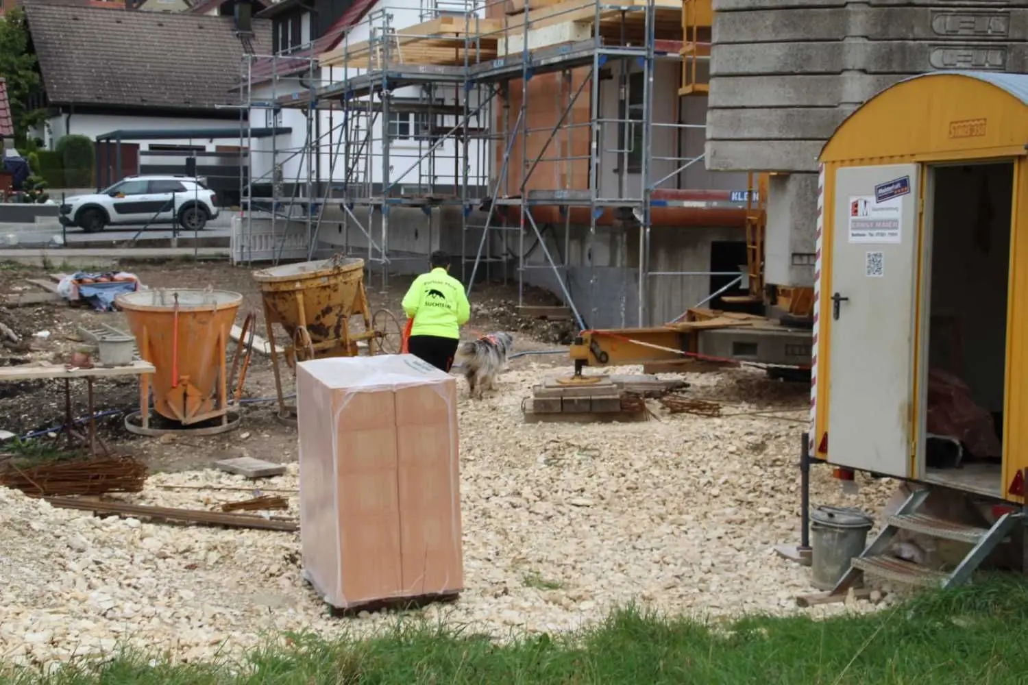 Das Team der Hundeschule Partner Pfote geht auf die Suche – auch mal quer über eine Baustelle.⇥