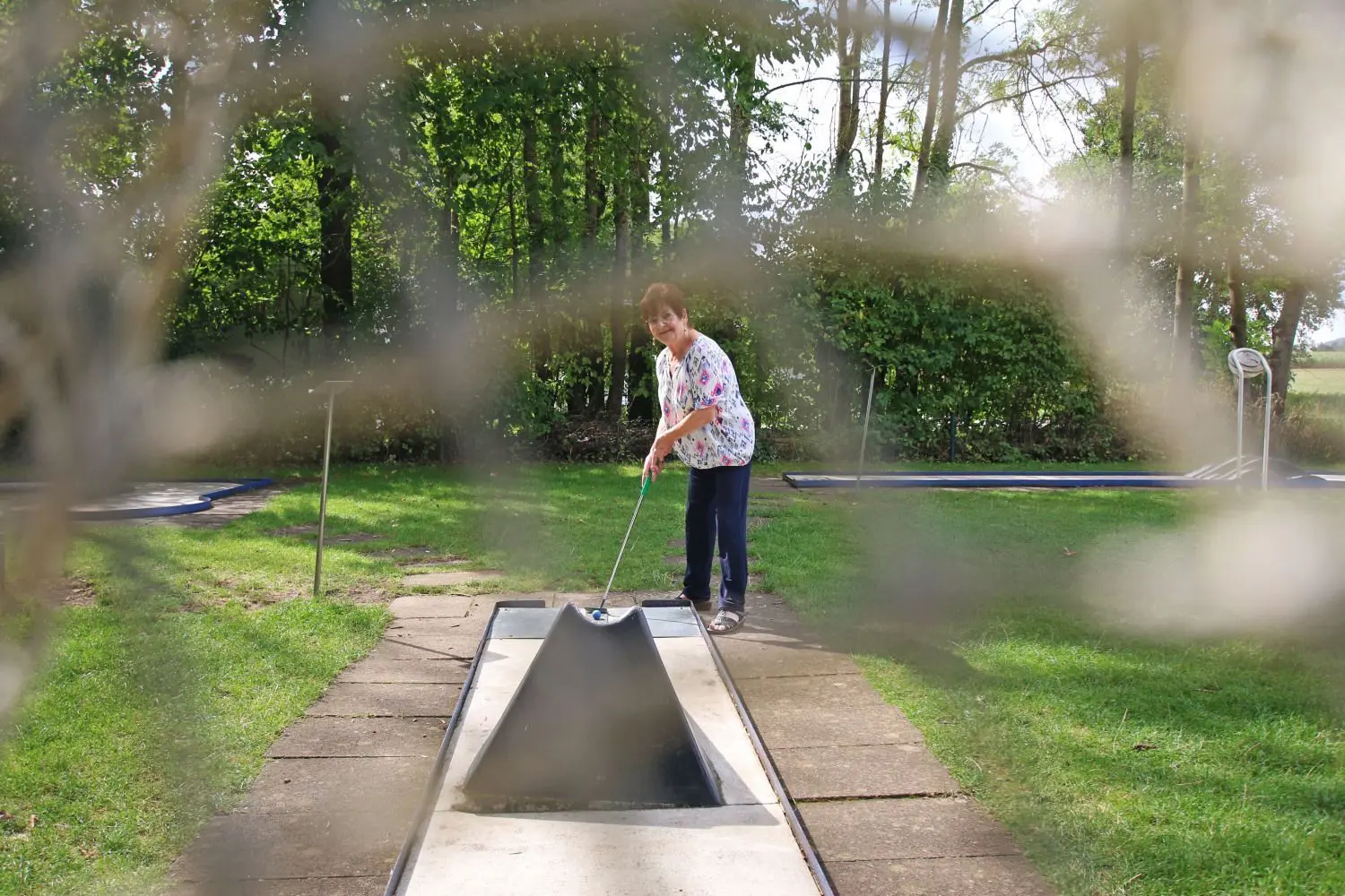 Broterwerb und Hobby zugleich: Hildegard Strobel und die Minigolf-Anlage in Langenau – das gehört einfach zusammen.⇥