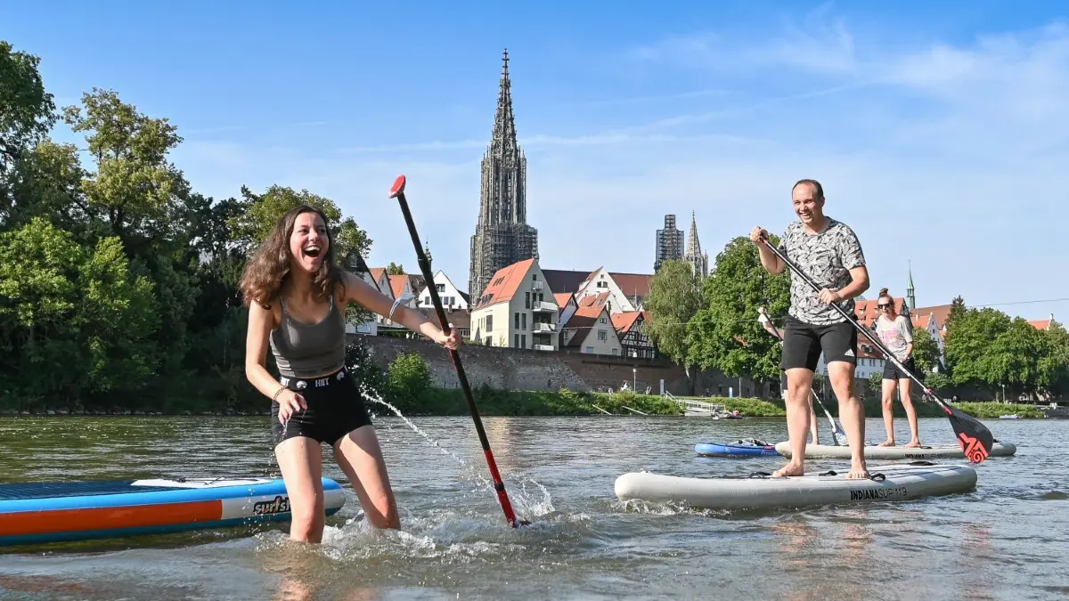 Bei der SUP-Station am Neu-Ulmer Jahnufer ist die Donau nur etwa Knie hoch. Ein Fall ins Wasser ist hier nicht ganz so tragisch.
Ulm, Probier Mal aus - Corona Edition, Reportage Stand-Up Paddling auf der Donau