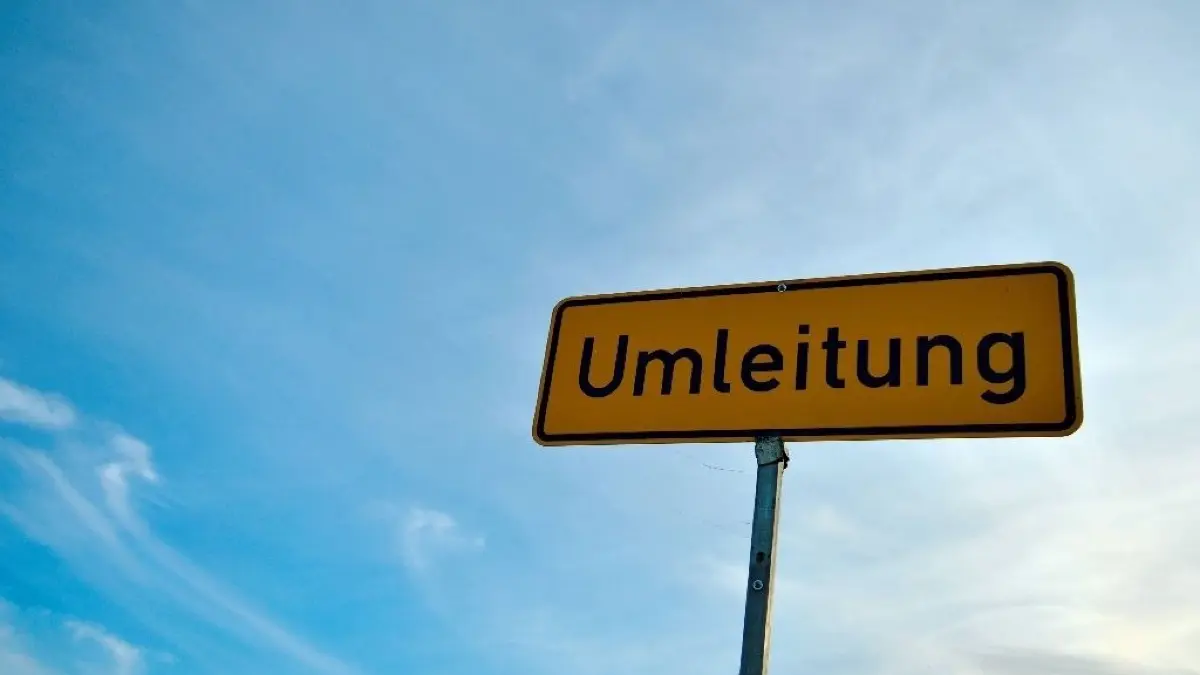 Im Berliner Ortsteil Tempelhof ist am Montagmorgen nahe dem S-Bahnhof Attilastraße eine Wasserleitung gebrochen. (Symbolbild)
ARCHIV - Ein Verkehrsschild mit der Aufschrift «Umleitung» steht am 26.10.2013 bei Altenburg (Thüringen) an einer Bundesstraße. Foto: Marc Tirl/dpa (zu dpa «Umgehungsstraßen in Sachsen» vom 24.09.2016) +++(c) dpa - Bildfunk+++ | Verwendung weltweit