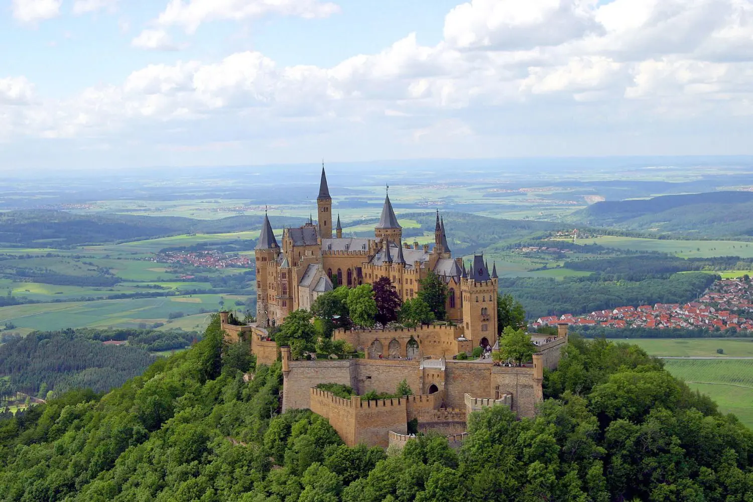 Klassiker der Ausflugsziele: Die Burg Hohenzollern in Hechingen ist mit dem 9-Euro-Ticket gut zu erreichen.
