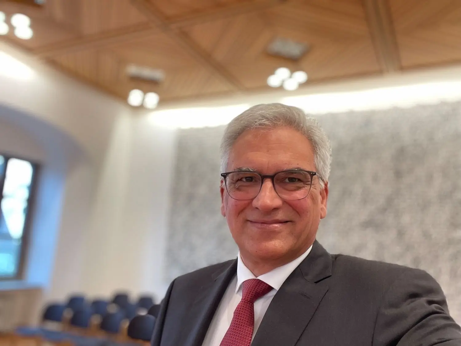 Gunter Czisch hat dieser Tage vieler Termine zu absolvieren. Zeit für ein Selfie bleibt aber dennoch – wir haben alle Kandidierenden zur Ulmer OB-Wahl um ein solches gebeten.