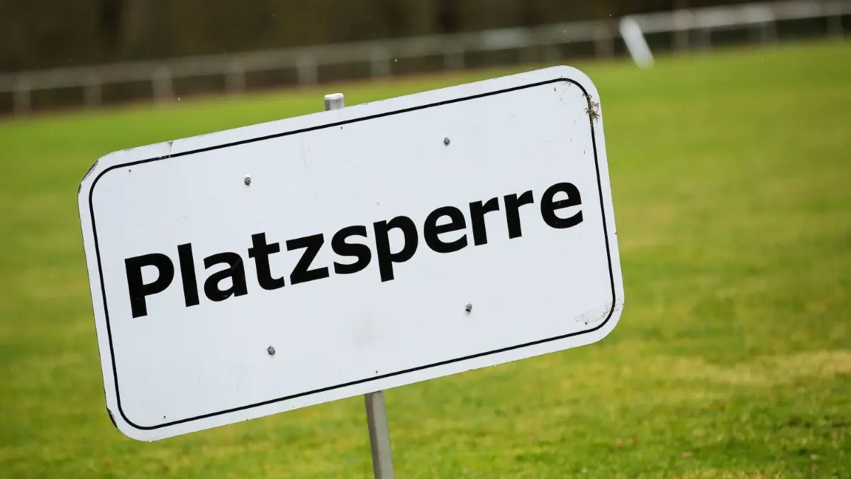 Eine „Platzsperre“ der anderen Art ereilte jüngst einen Fußball-Schiedsrichter in Fichtenberg: Er musste während des Spiels in Quarantäne.
Platzsperre Symbolfoto, Schild
