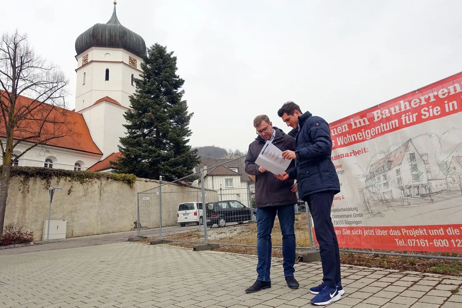 Bürgermeister Matthias Heim (links) und Projektsteuerer Marc Dannenmann studieren die Pläne für das geplante Wohnquartier, das neben der Peter- und Paulskirche mitten in Unterböhringen entstehen soll.