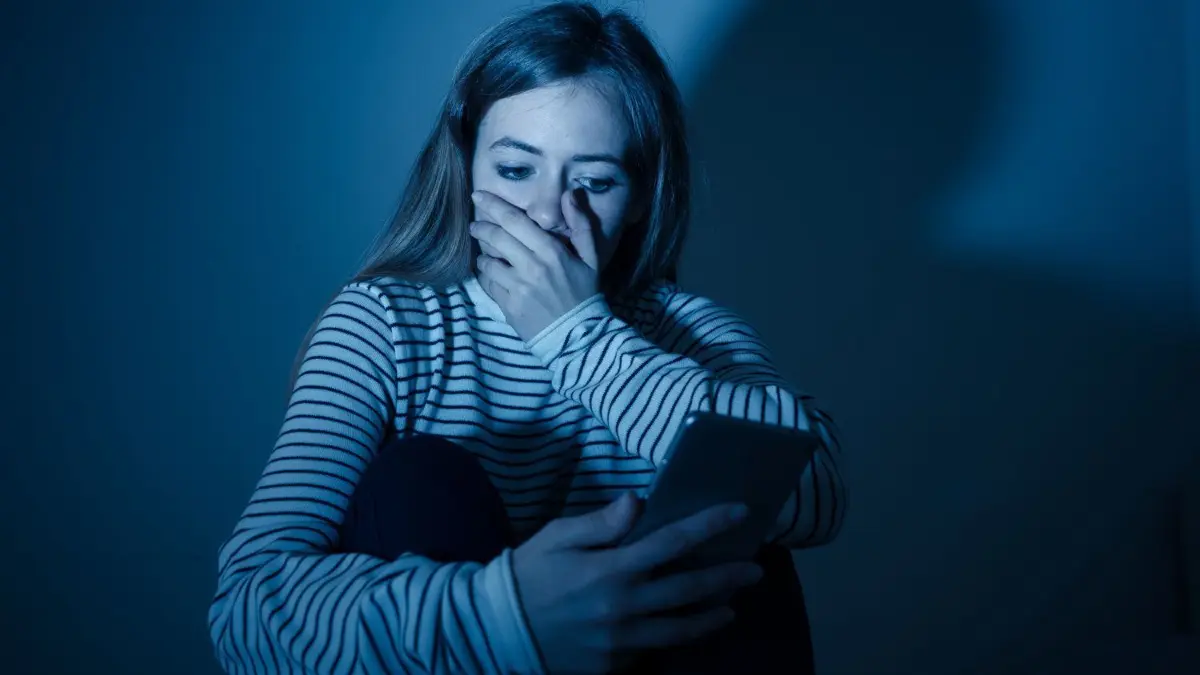 Frauen sind im Internet besonders häufig Schmähungen ausgesetzt. Die Hassmails sind meist mit sexuellen Erniedrigungen gespickt. ⇥
Sad desperate young teenager female girl on smart phone suffering from online bulling and harassment felling lonely and hopeless sitting on bed at night. CYberbullying and dangers of internet concept.