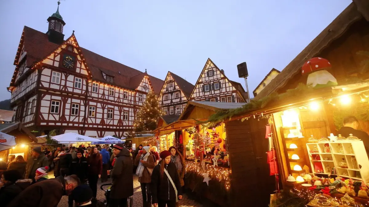 Die Altstadt der früheren württembergischen Residenzstadt sorgt ganz von allein für die passende Kulisse für einen stimmungsvollen Weihnachtsmarkt. ⇥
Weihnachtsmarkt
Bad Urach
