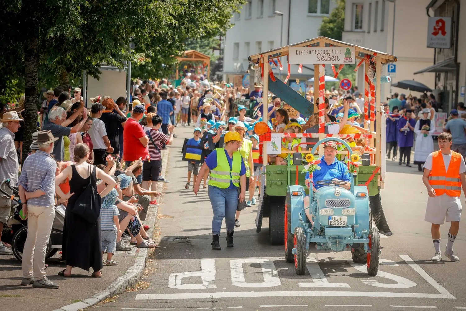 Blaubeuren - Kinderfest: Der Umzugswagen der Kindertagesstätte Seißen.