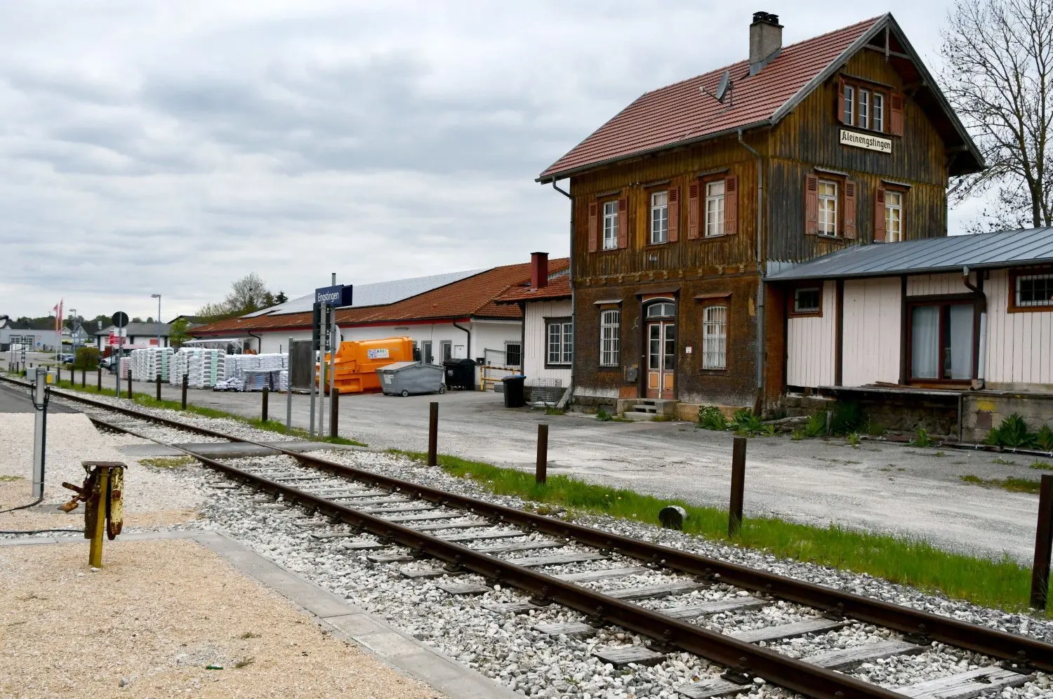 Noch fehlen am Kleinengstinger und Trochtelfinger Bahnhof Zugang, Wartehäuschen und Bahnsteige. Wenn Mitte Dezember der Winterfahrplan in Kraft tritt, regelmäßig Züge zwischen Münsingen und Gammertingen verkehren, müssen sie gebaut sein.