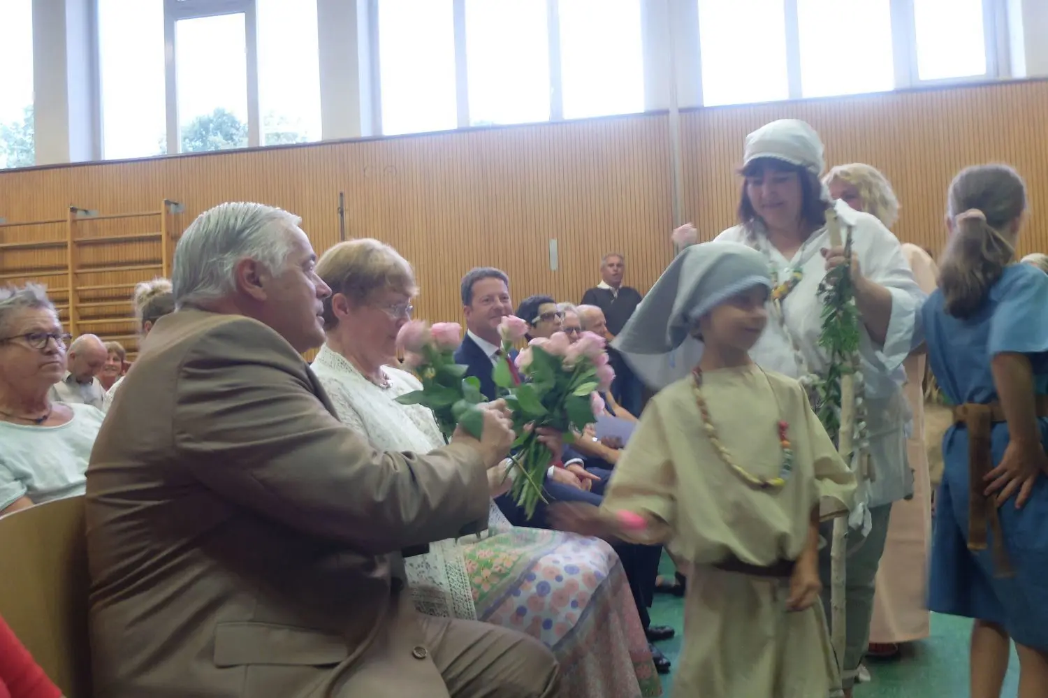 Selbst für Überraschungsgäste war gesorgt: Die Alemannen bedachten das Ehepaar Henzler mit Blumen.