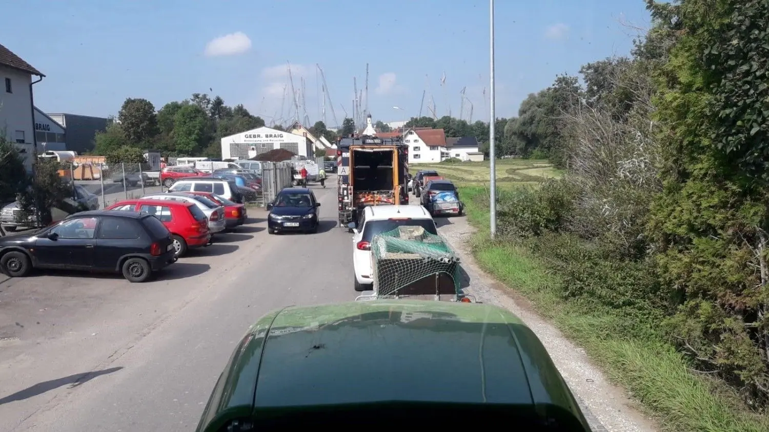 Mit Fotos wie diesen aus dem August 2020 weisen Kritiker der Verkehrslage in Berkach auf ihr Anliegen hin. Vorne links ist der Eingang zum Wertstoffhof der Firma Braig zu sehen. ⇥