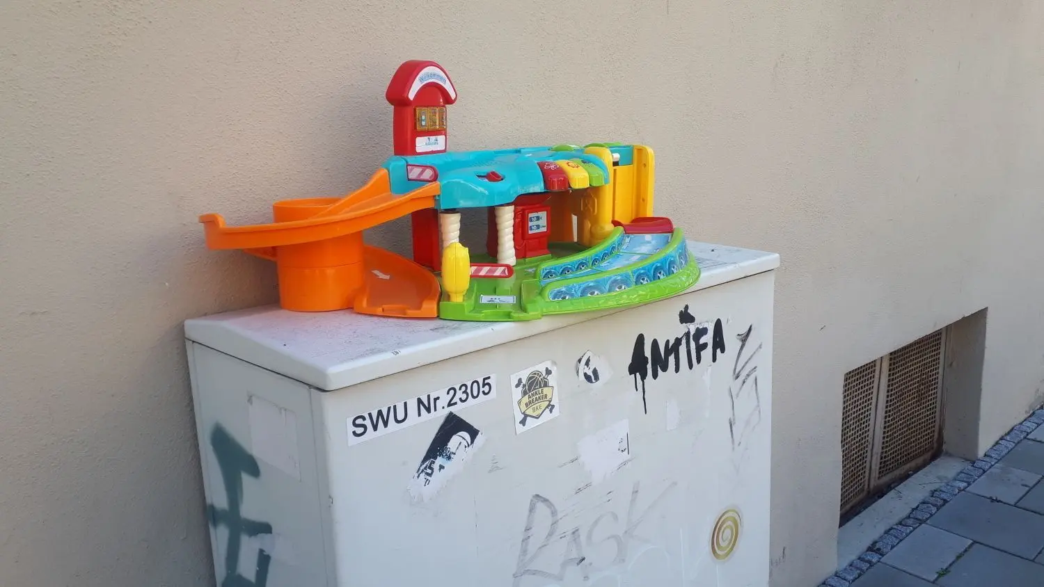 Spielzeug auf dem Stromkasten. ⇥