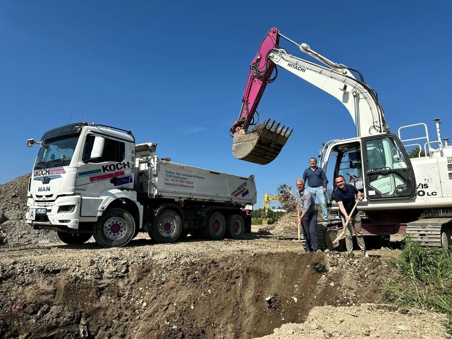 Michael Koch, Albert Beiter und Daniel Krüger (von links) bauen in Geislingen eine ökologisch rücksichtsvolle Tank- und Waschstation. ⇥