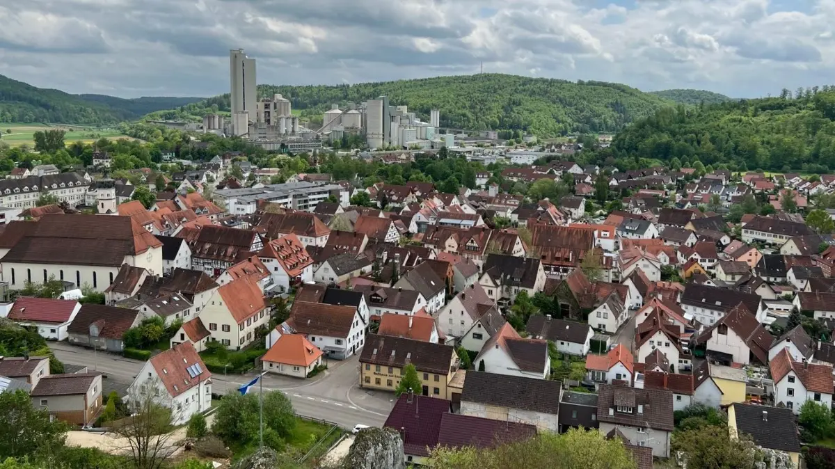 Schelklingen mit dem großen Zementwerk im Hintergrund. Die Finanzlage der Stadt ist schlecht – das Landratsamt verweigerte jetzt die Zustimmung zu einer höheren Kreditaufnahme.
Stadtansicht Schelklingen vom Schlossberg