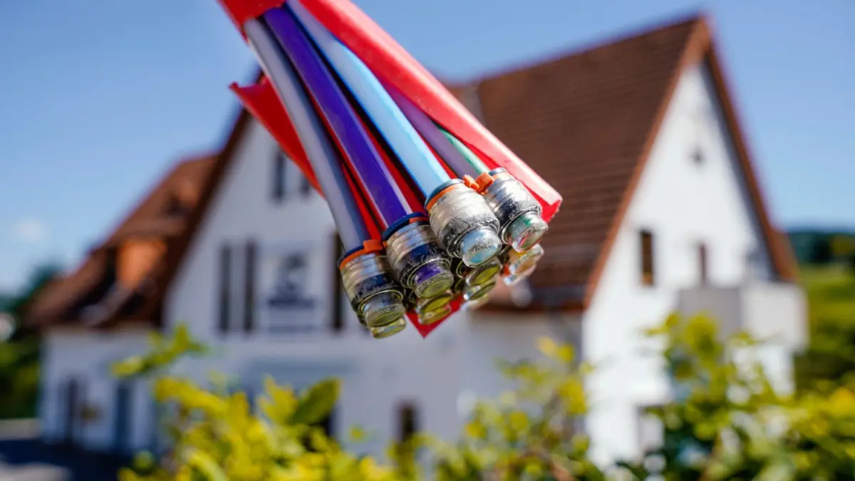 Ein Glasfaseranschluss für jeden Haushalt in jeder Kommune der Region möglichst bis 2030 – so lautet die Zielsetzung der WHF.⇥
ARCHIV - 21.07.2020, Baden-Württemberg, Oberflockenbach: Ein Bündel mit Umhüllungen für Glasfaserkabel hängt vor einem Wohnhaus. Der Neckar-Odenwald-Kreis will seine Bürger als erster Landkreis in Deutschland flächendeckend mit Glasfaser für schnelleres Internet versorgen - und das privatwirtschaftlich organisiert ohne Steuer- und Fördergelder. (zu dpa «Neckar-Odenwald will erster Kreis mit flächendeckend Glasfaser werden») Foto: Uwe Anspach/dpa +++ dpa-Bildfunk +++