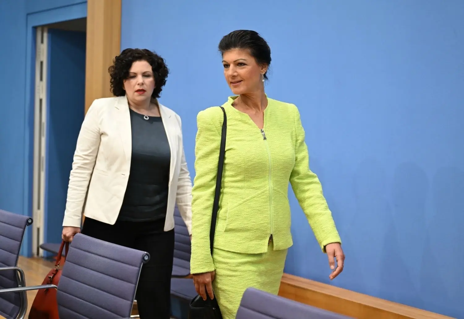 Sahra Wagenknecht und die ehemalige Linken-Vorsitzende Amira Mohamed Ali (links) kurz vor der Pressekonferenz am 23. Oktober 2023 zur Gründung des Vereins „Bündnis Sahra Wagenknecht“. ⇥