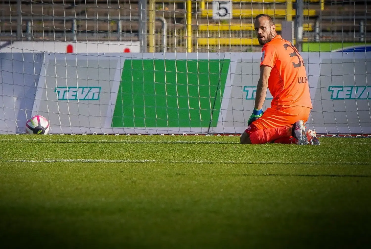 Der Frust des Tormannes nach dem 1:3. Ulms Keeper Christian Ortag. ⇥Foto: Volkmar Könneke