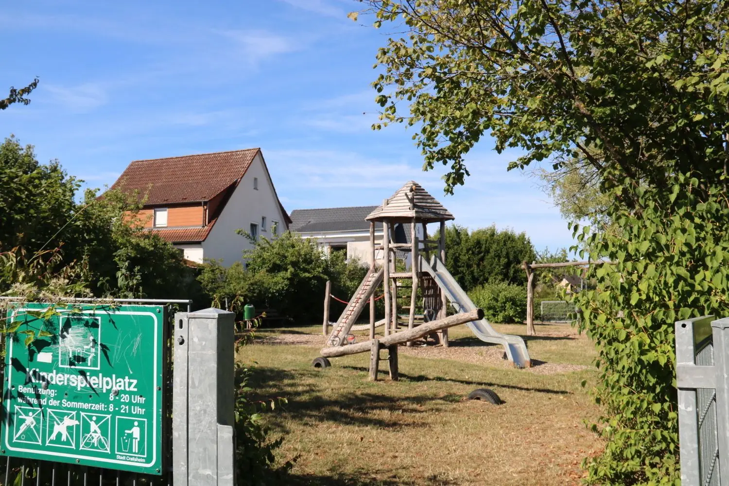 Unbekannte legen ein Feuer auf dem Spielplatz am Ostring in Crailsheim.