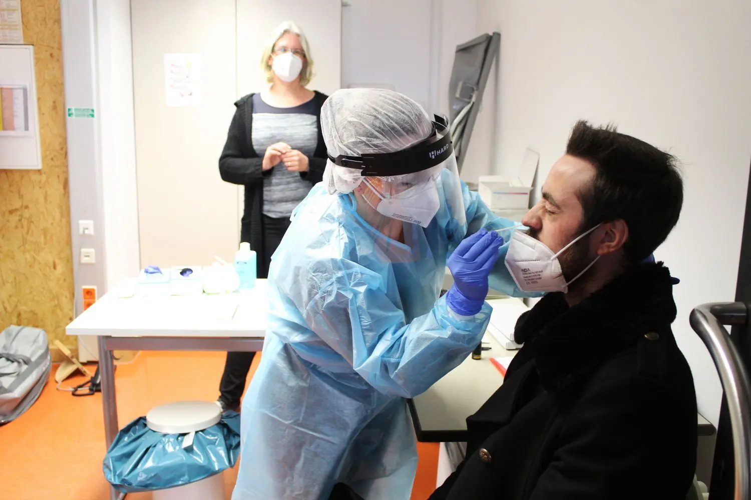 Gerne nahm der Berufsschüler Björn Riede am Dienstag das Angebot an, sich kostenlos einem Corona-Schnelltest zu unterziehen. Dabei vertraute er auf die kundigen Hände von Dr. Verena Funk.⇥