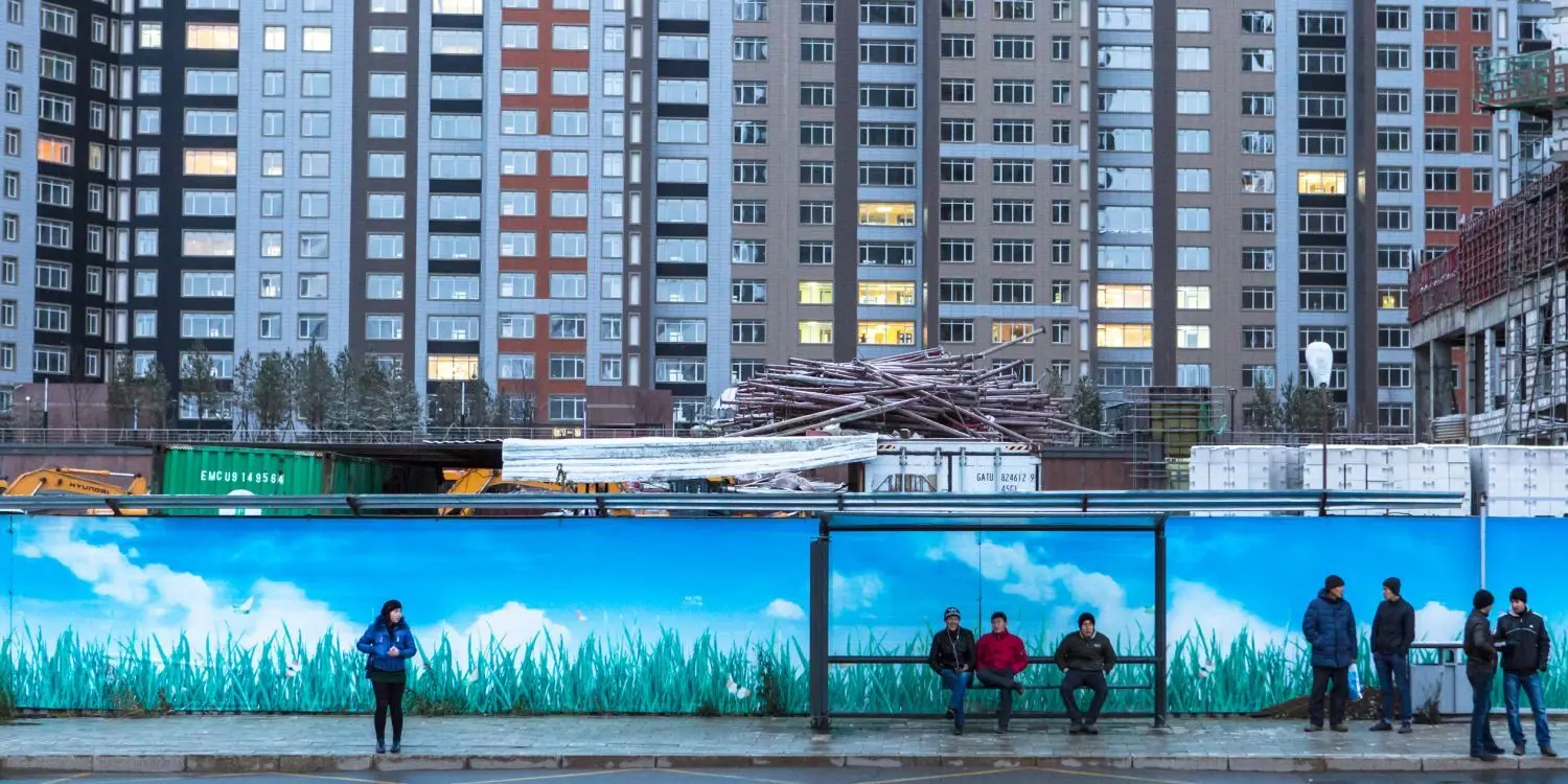 Fototapete ist Trend in Kasachstan. Sie taucht überall dort auf, wo man etwas weniger Schönes verstecken will - zum Beispiel die Baustelle hinter dieser Bushaltestelle.
