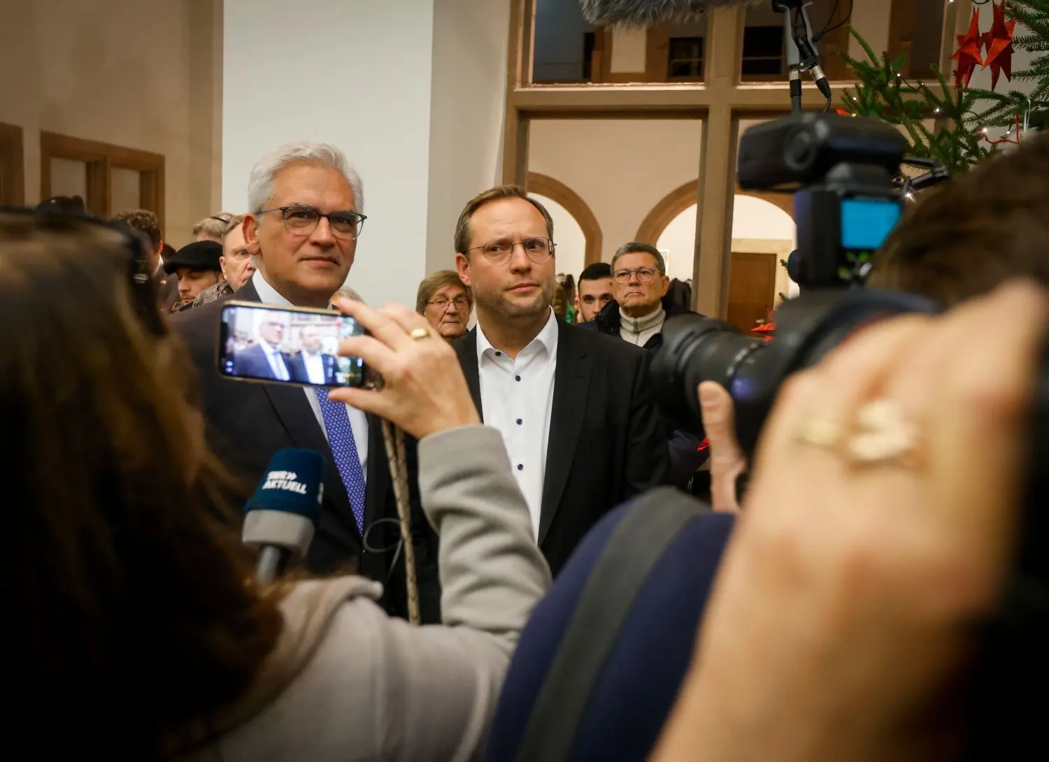 Martin Ansbacher (SPD, r) steht im Rathaus nach seinem Wahlsieg in der Stichwahl der Oberbürgermeister neben dem bisherigen Amtsinhaber Gunter Czisch (CDU). Doch wie hat Wiblingen gewählt?