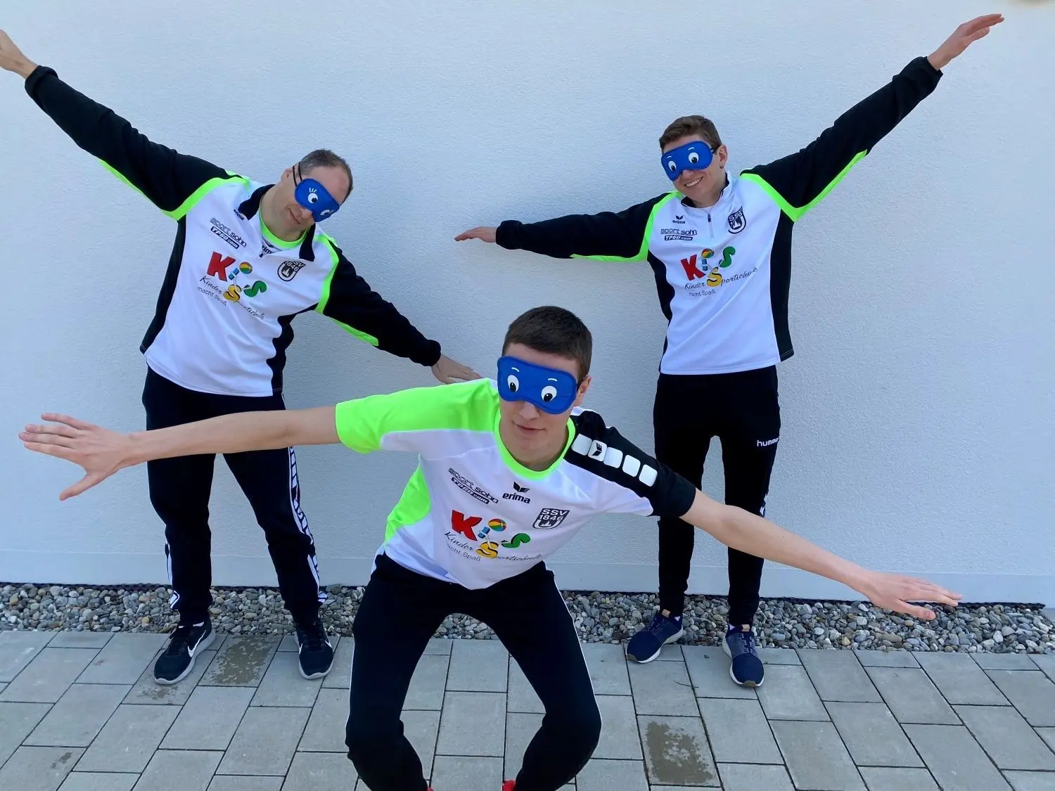 Kiss-Trainer werfen sich in Pose und wenn es nur fürs Hintergrundbild fürs Papierflieger basteln ist. Doch das Bild zeigt, dass die Kiss-Trainer aufgeweckte Typen sind.