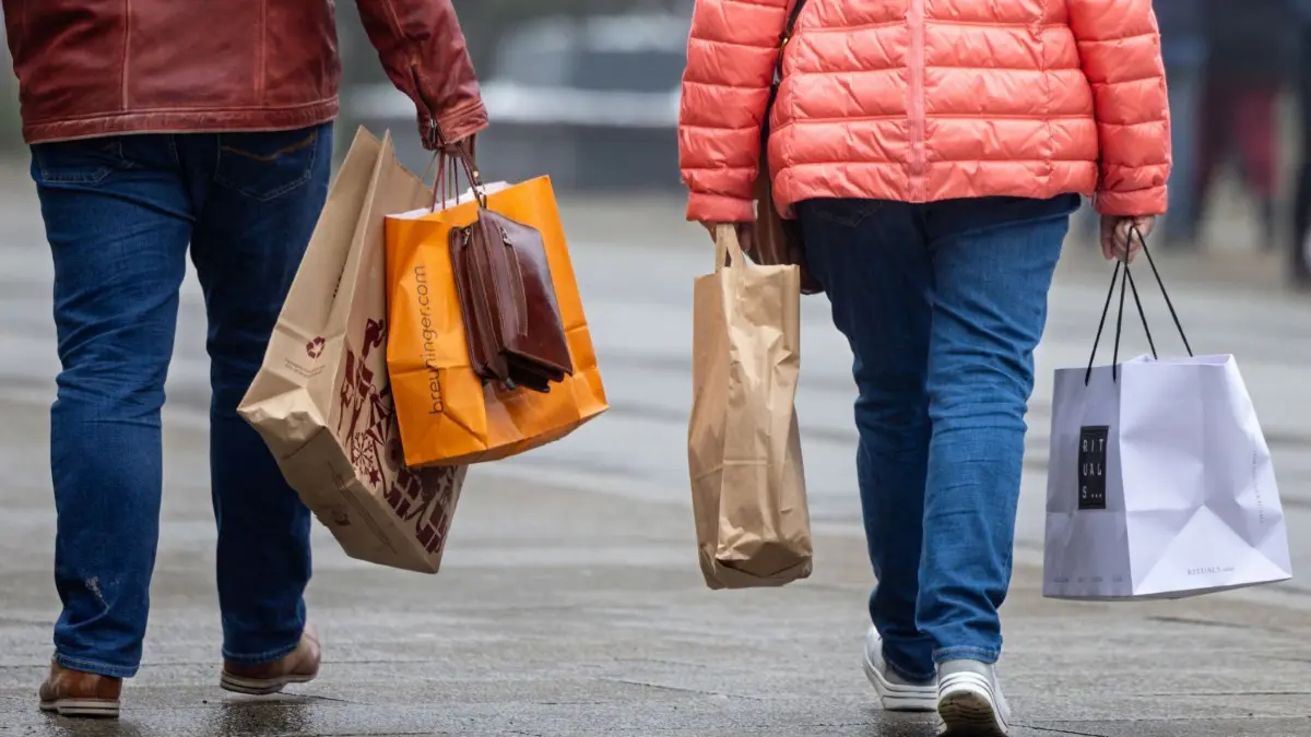 Zum Einkaufen sollen Kunden auch in Zukunft in die Innenstadt von Spremberg fahren. Um für Leben in der City zu sorgen, will die Stadtverwaltung die Nutzung der Erdgeschosszone klar regeln. (Symbolbild)
ARCHIV - 04.12.2022, Thüringen, Erfurt: Passanten sind am verkaufsoffenen Sonntag am zweiten Advent in der Innenstadt zum Einkaufen unterwegs. Nach dem von hoher Inflation und Konsumflaute geprägten 2022 geht der Einzelhandel mit wenig Optimismus ins neue Jahr. (zu dpa "Handel geht wenig optimistisch ins neue Jahr") Foto: Michael Reichel/dpa +++ dpa-Bildfunk +++