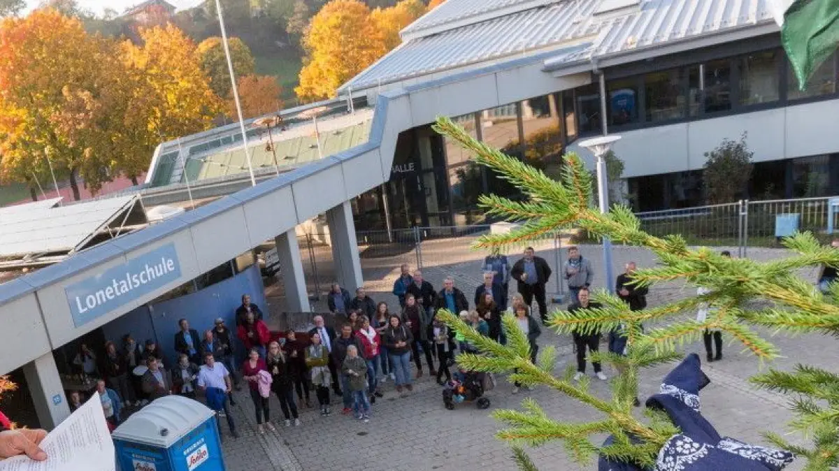 Kapo Simon Rothmund beim Richtspruch für den Anbau an die Lonetalschule in Amstetten.⇥
Amstetten - Richtfest Anbau Lonetalschule