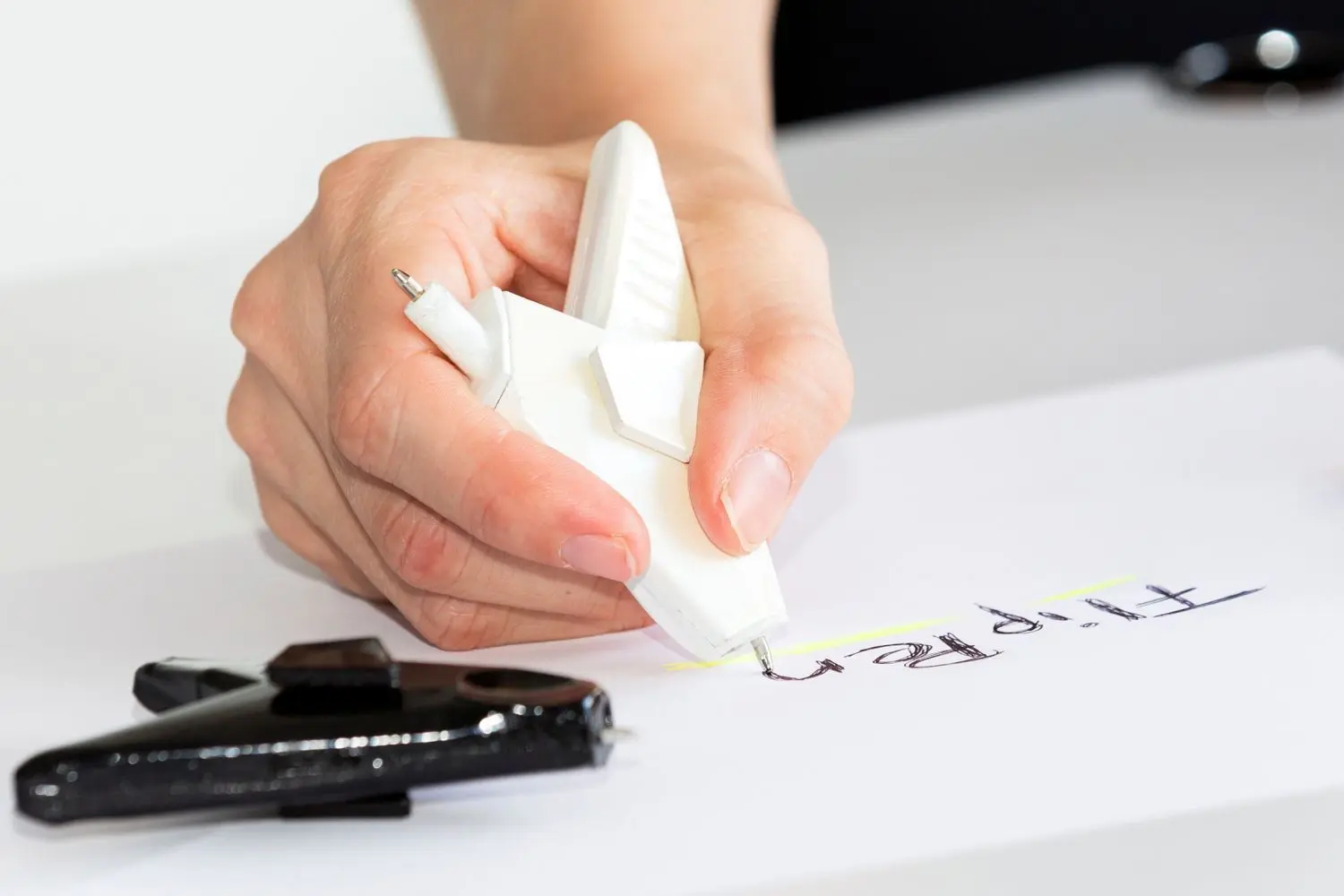 Das ist das Teil: der FlipPen vereint Kugelschreiber, Textmarker und Stressabbau in futuristischem Design und handlicher Form.