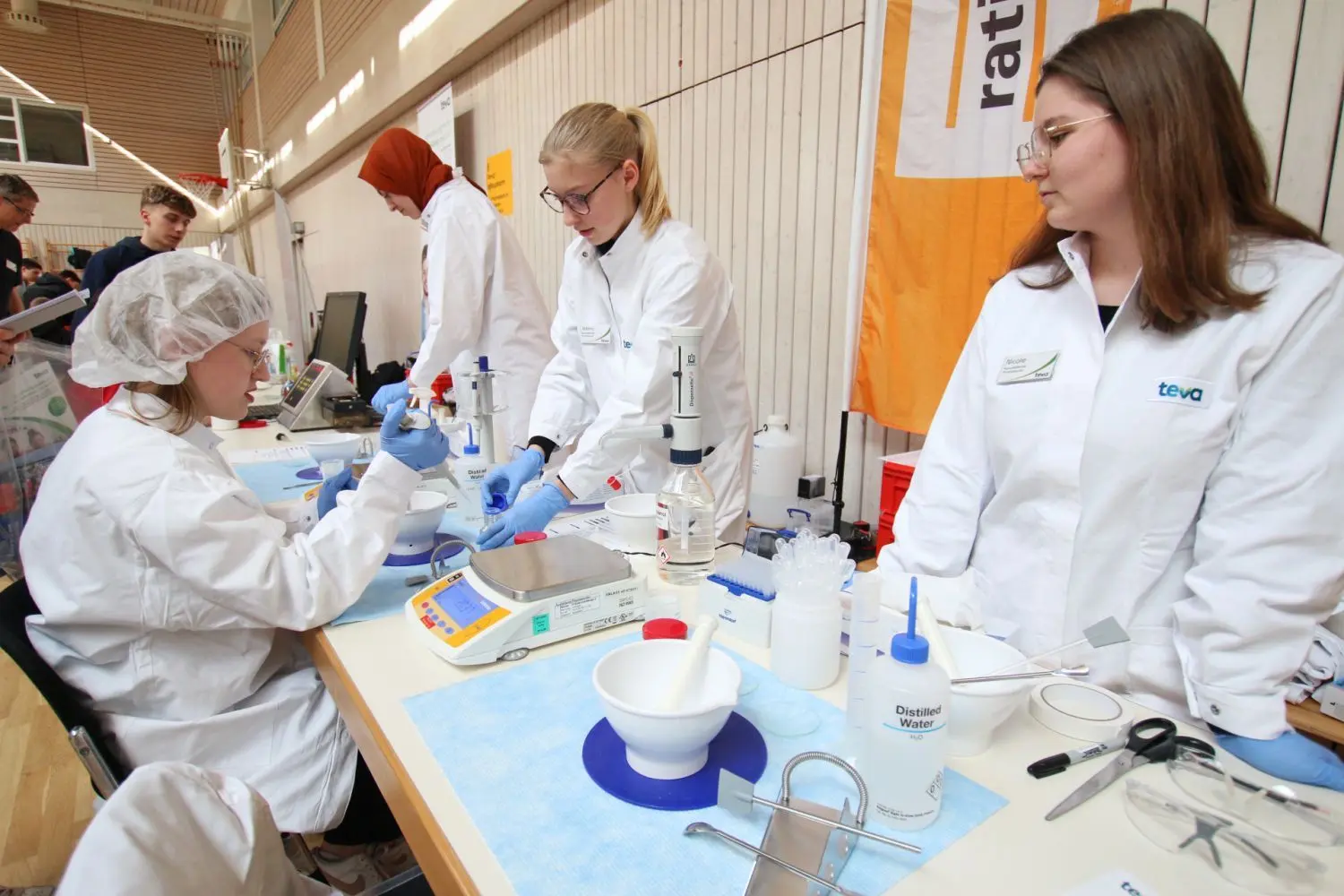 Am Stand von Teva konnten die Schülerinnen und Schüler unter Anleitung ein Gel für Ultraschall-Untersuchungen selbst herstellen.
