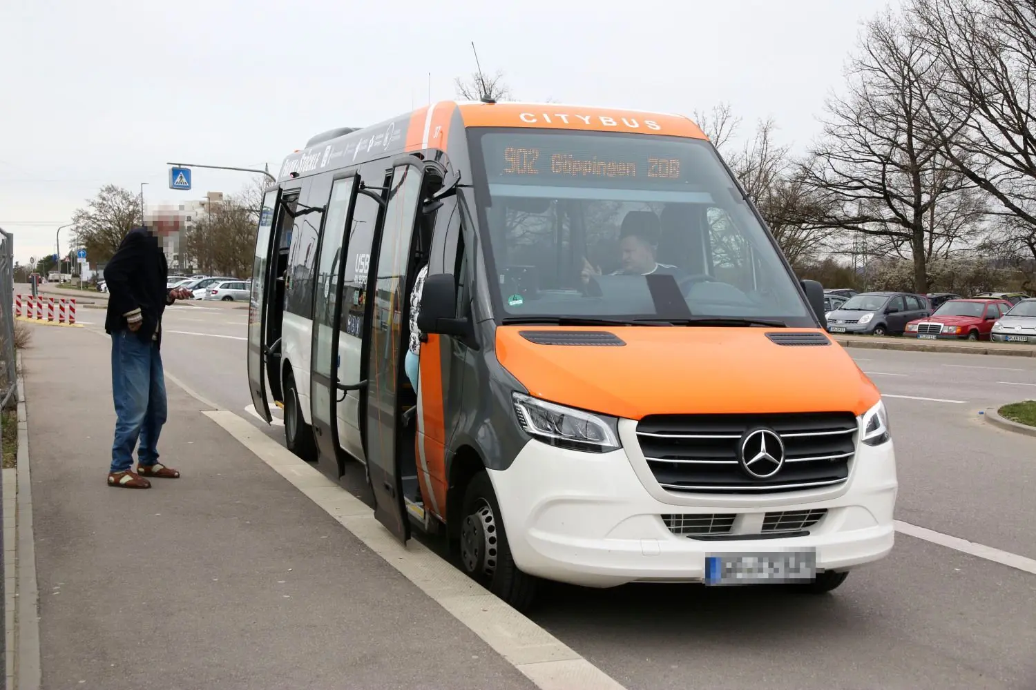 Foto links: Ein kleiner 20-Sitzer fährt vom Göppinger Omnibusbahnhof hoch zur Klinik. Weil auch Bewohner aus dem Wohngebiet Bergfeld mitfahren, kann es manchmal ganz schön eng werden, erzählt eine regelmäßige Nutzerin des Angebots. Foto rechts: GZ-Mitarbeiterin Claudia Burst freut sich: In anderthalb Stunden hat sie es von zu Hause bis zur Klinik am Eichert geschafft – ohne Verspätung und Stress.⇥