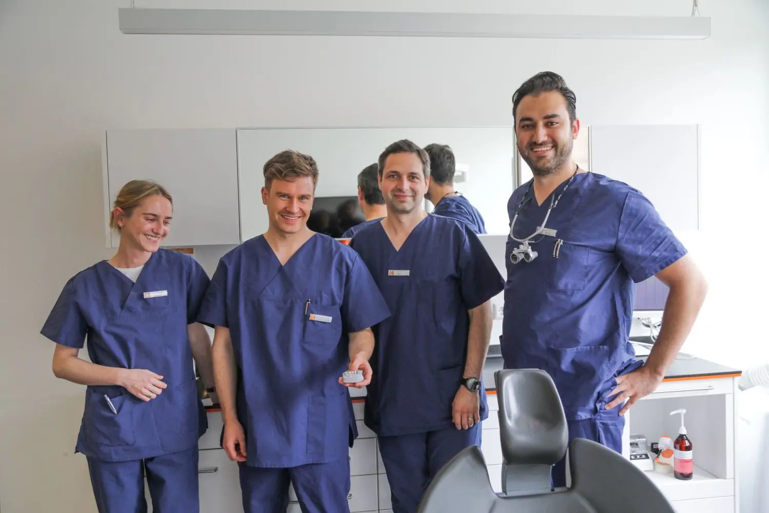 Ein strahlendes Ärzteteam, v.l.n.r.: Regina Friedland, Philipp Deuringer, Bogdan Sârbu, Faez Bittar.