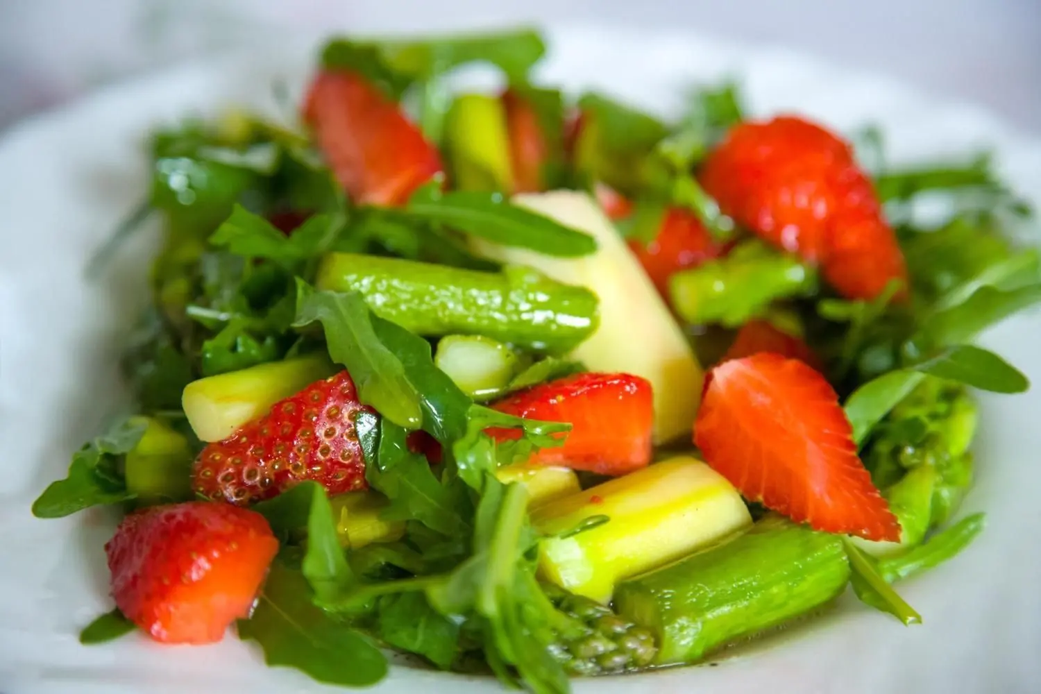 BEACHTEN: NPG-LIZENZ Lizenzfreie Stockfotonummer: 598196810 Ernährung, Salat, Spargel, Erdbeere, Kochen, Anrichten, Dressing, Vegan Asparagus salad with strawberries and arugula Download am 25. 05. 2018 für lehmann/PG012006 Foto: ©lavizzara/Shutterstock.com⇥