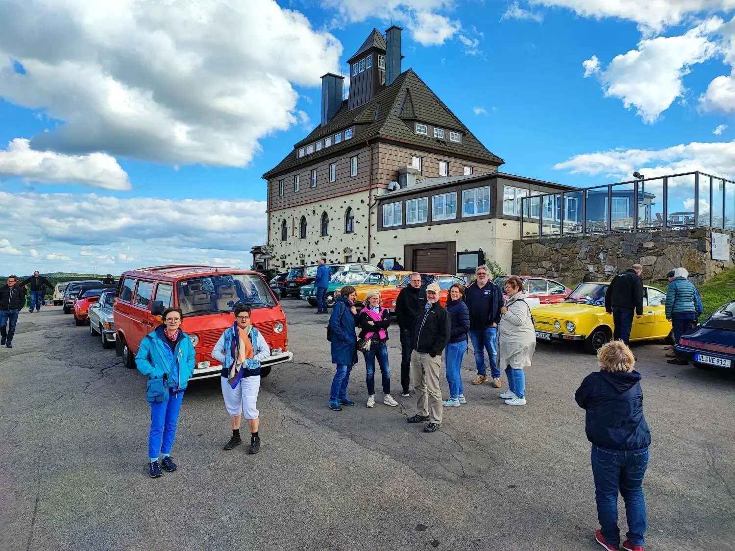 Erzgebirgs-Panoramablick: Pause in der Berggaststätte Schwartenbergbaude.⇥