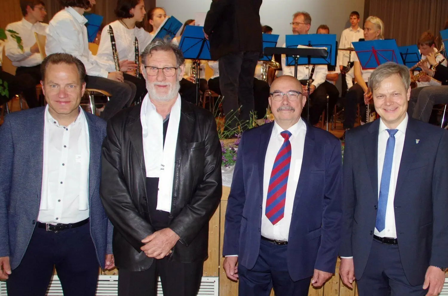 Ralf Hinderer und Yves Bello, sowie die Bürgermeister Luc Remond und Peter Nußbaum (von links) bei der Festveranstaltung zum 30-jährigen Jubiläum der Partnerschaft mit dem französischen Voreppe.